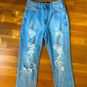 hollister curvy high rise mom jeans💙🖤